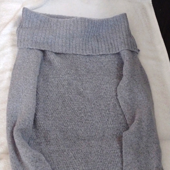Le Chateau Sweater - Picture 2 of 11